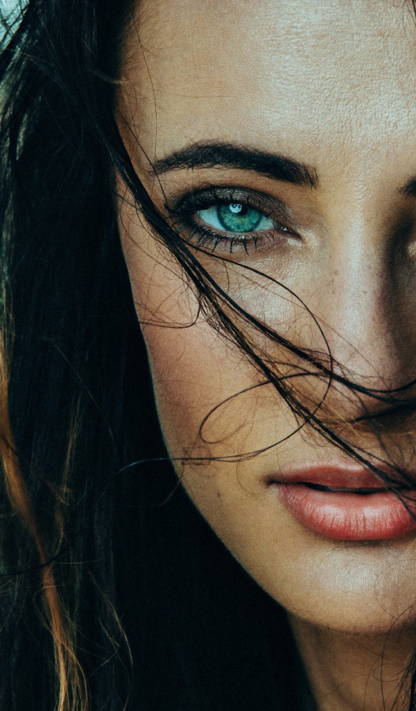 Зеленоглазая брюнетка с мокрыми волосами