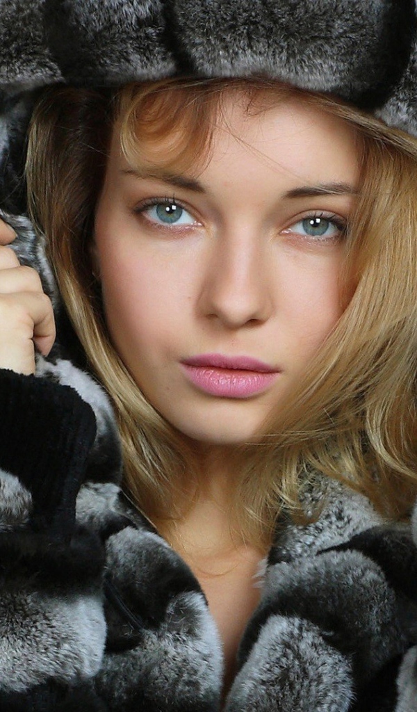 Зеленоглазая девушка в меховой шубе