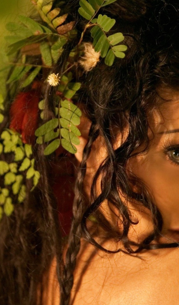 Зеленые листья в волосах у девушки