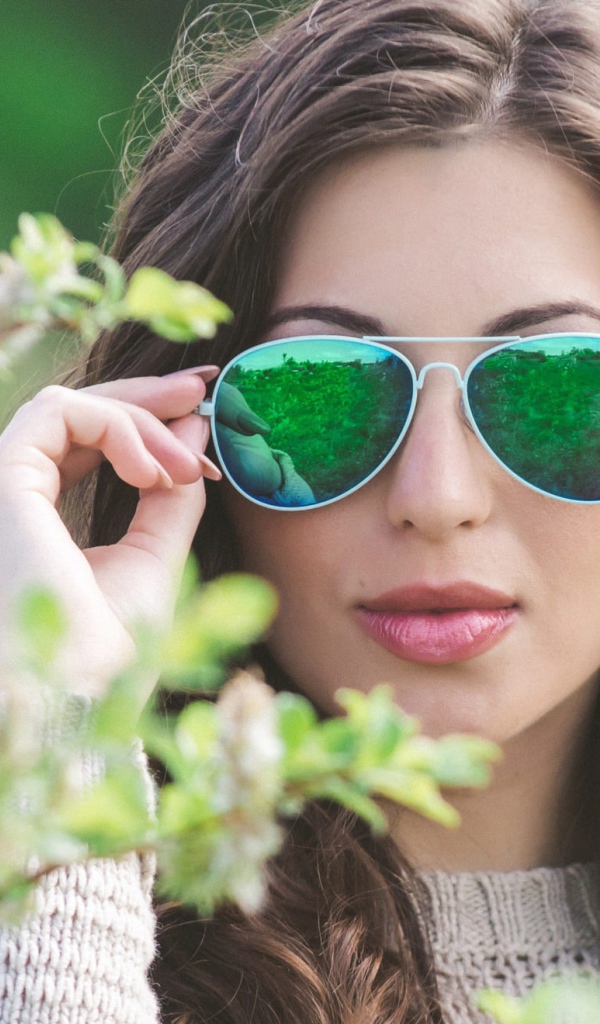Зеленое отражение в очках у девушки