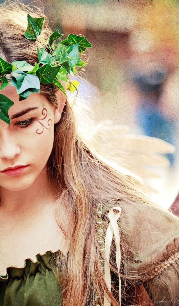 Зеленый венок и крылья ангела на девушке