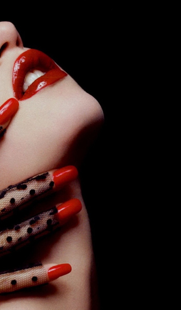 Рука в кружевной перчатке на шее девушки