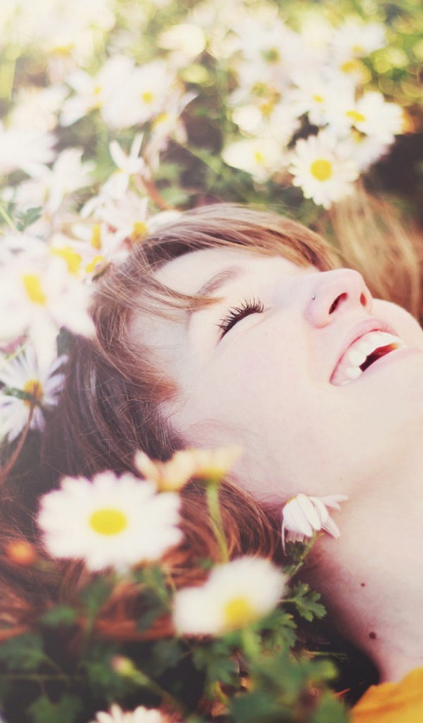 Счастливая девушка в цветах ромашки
