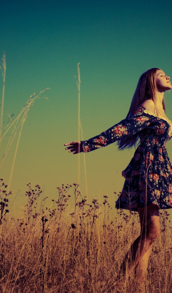 Счастливая девушка в поле