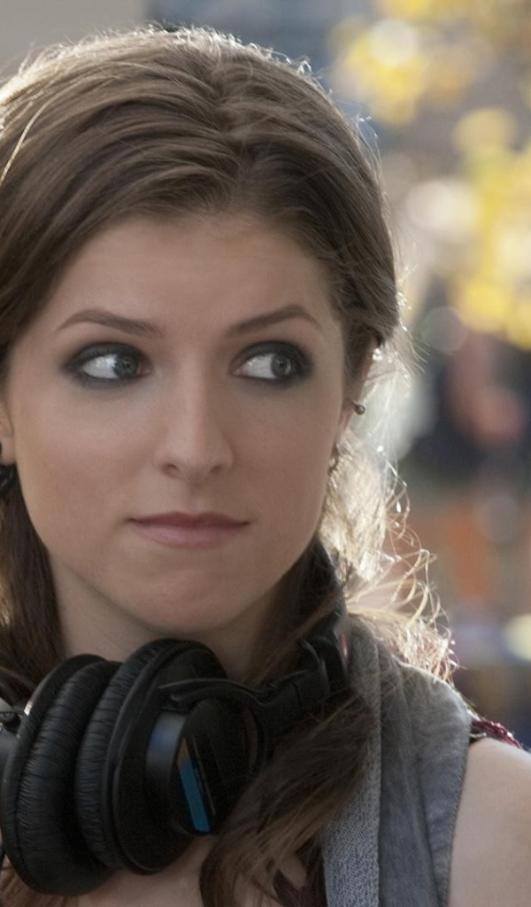 Наушники на шее Анны Кендрик