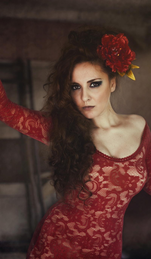 Испанская девушка в красном кружевном платье