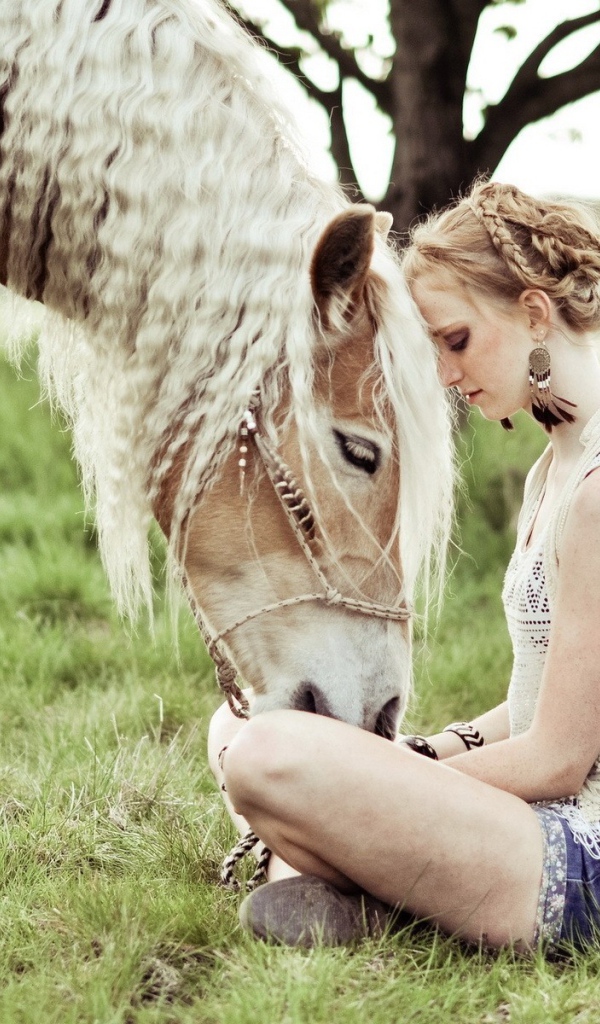 Лошадь прислонилась к девушке