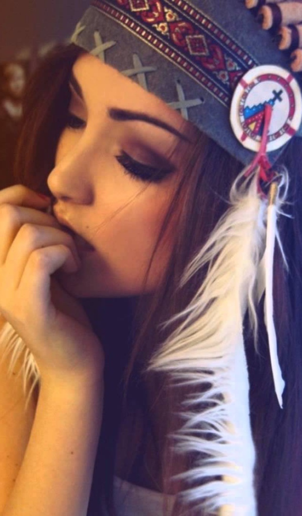 Девушка индианка грызет ногти