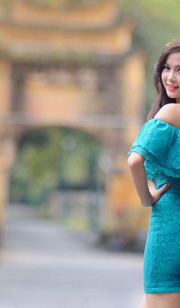 Японская девушка в голубом платье