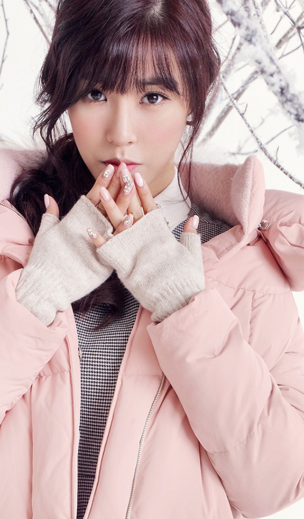 Японская девушка в розовой куртке