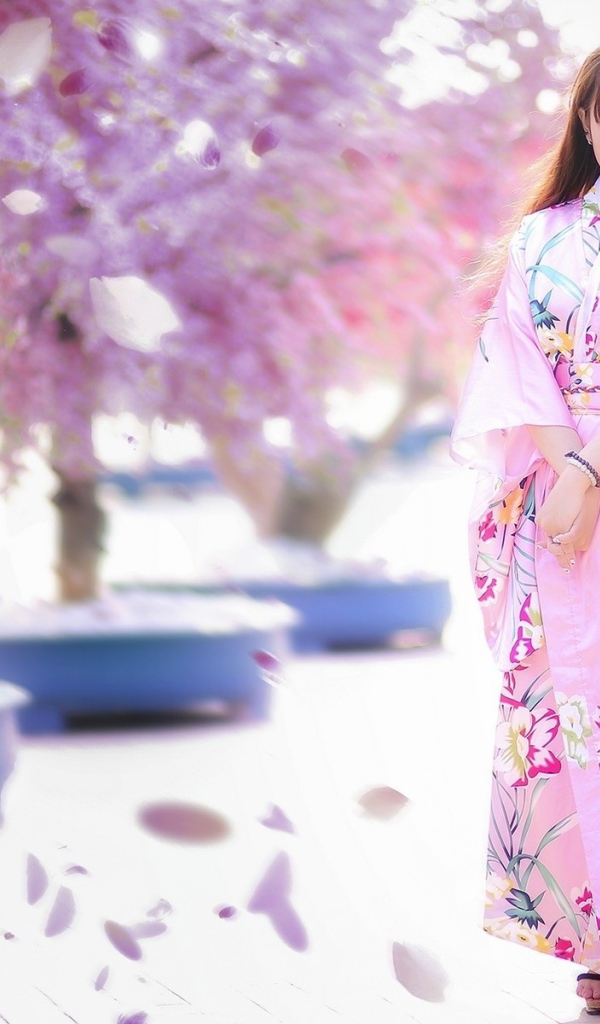 Японская девушка в розовом кимоно