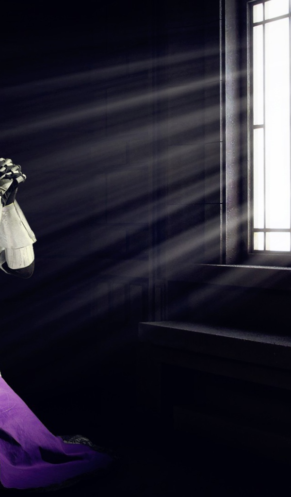 Японская девушка молится на коленях у окна