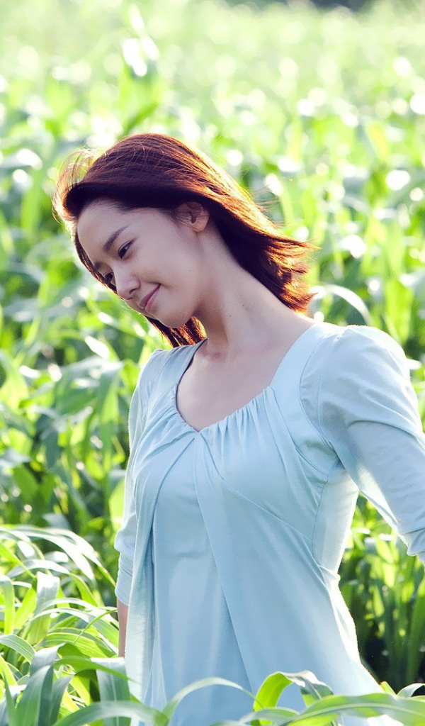 Японская девушка гуляет в поле кукурузы