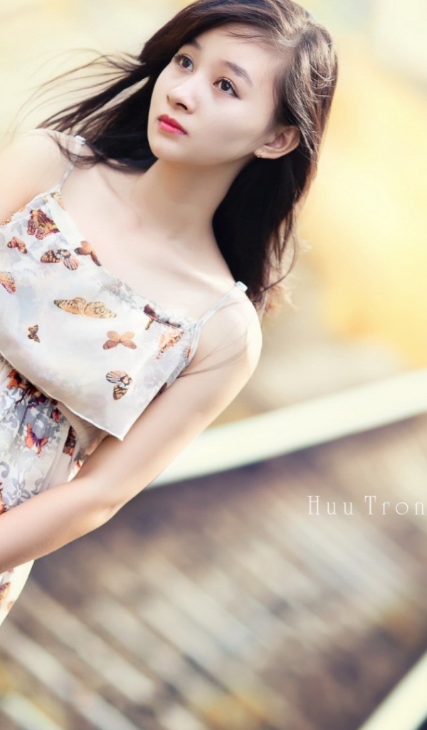 Японская девушка с сумкой в руках