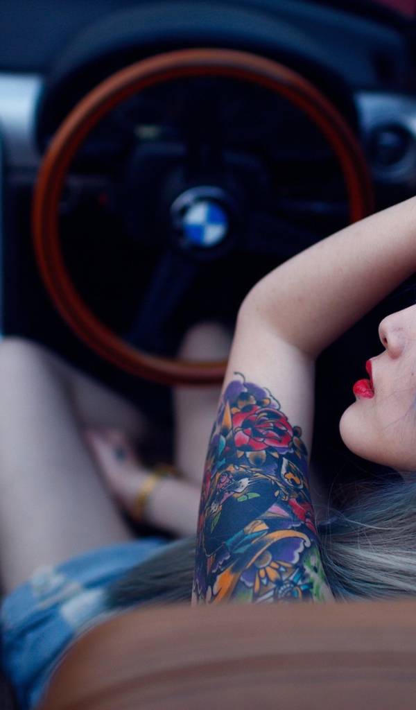 Японская девушка с тату за рулем автомобиля