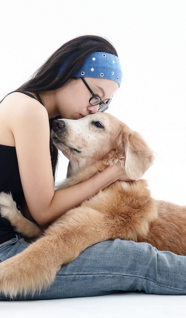 Японка обнимает своего пса