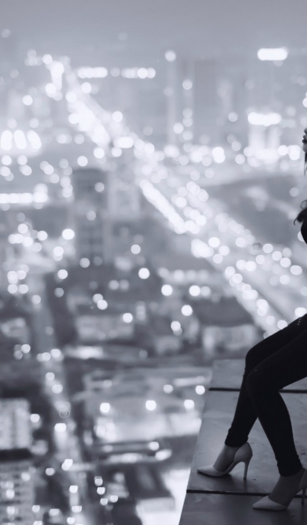 Японка смотрит на ночной Токио