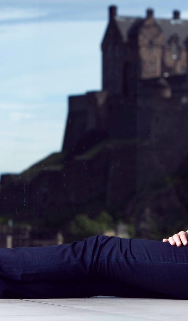 Дженнифер Лоуренс сидит у окна