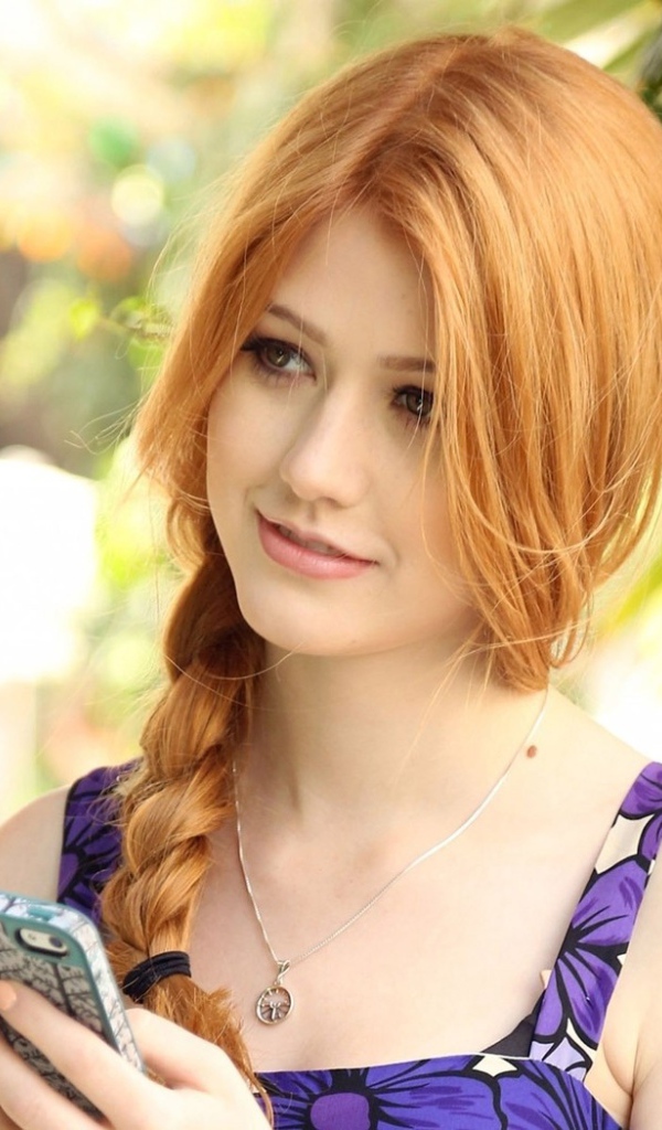 Девушка Кэтрин Макнамара с телефоном в руке