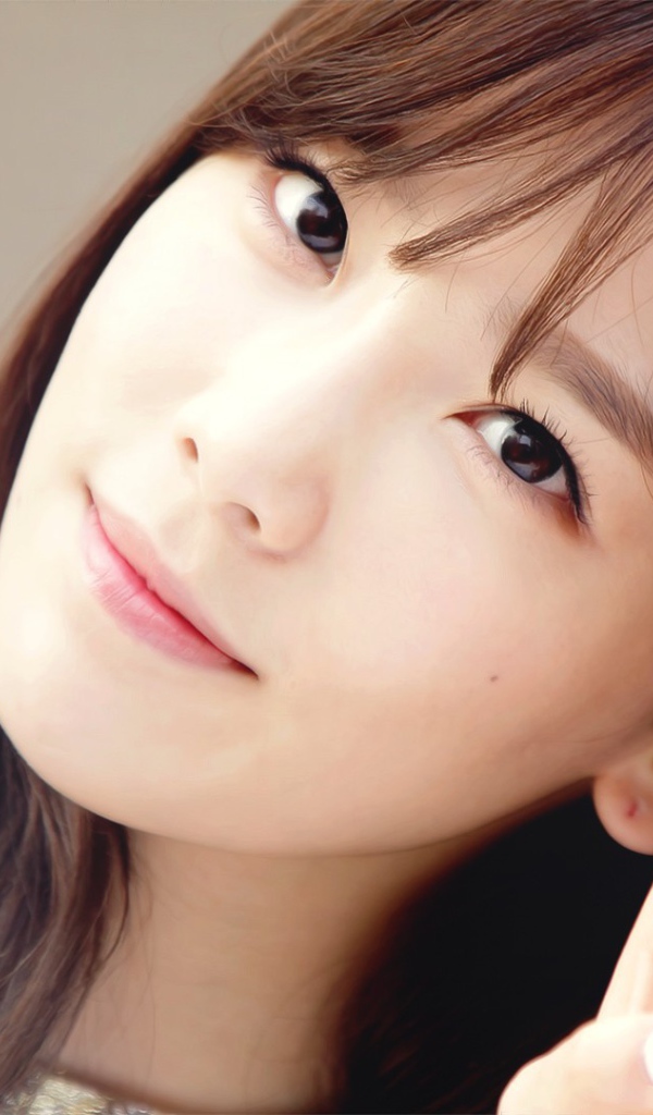 Корейская девушка показывает знак победы