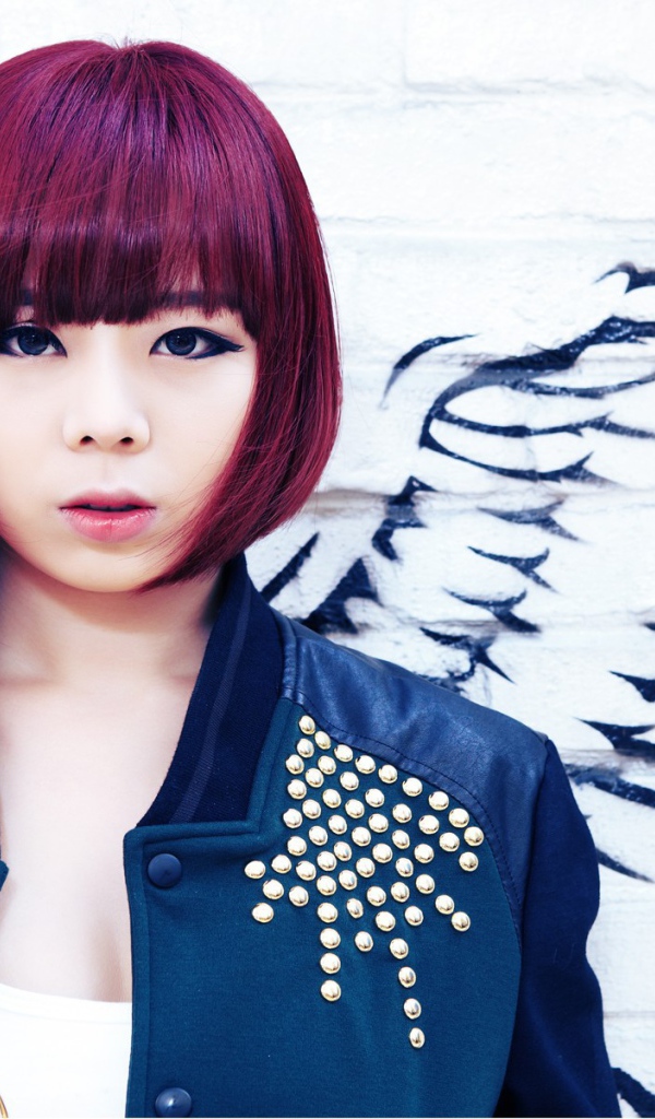 Кореянка с красными волосами ангел