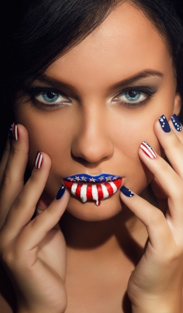 Губы и ногти у девушки окрашены в цвета флага