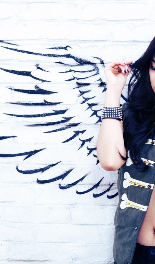 Длинноволосая брюнетка ангел