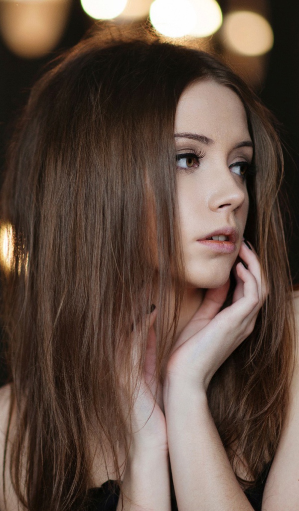 Длинноволосая девушка Ксения Кокорева