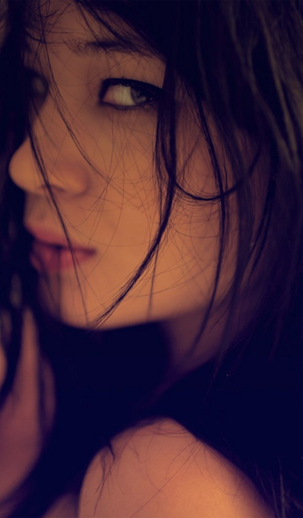 Искушающий взгляд брюнетки