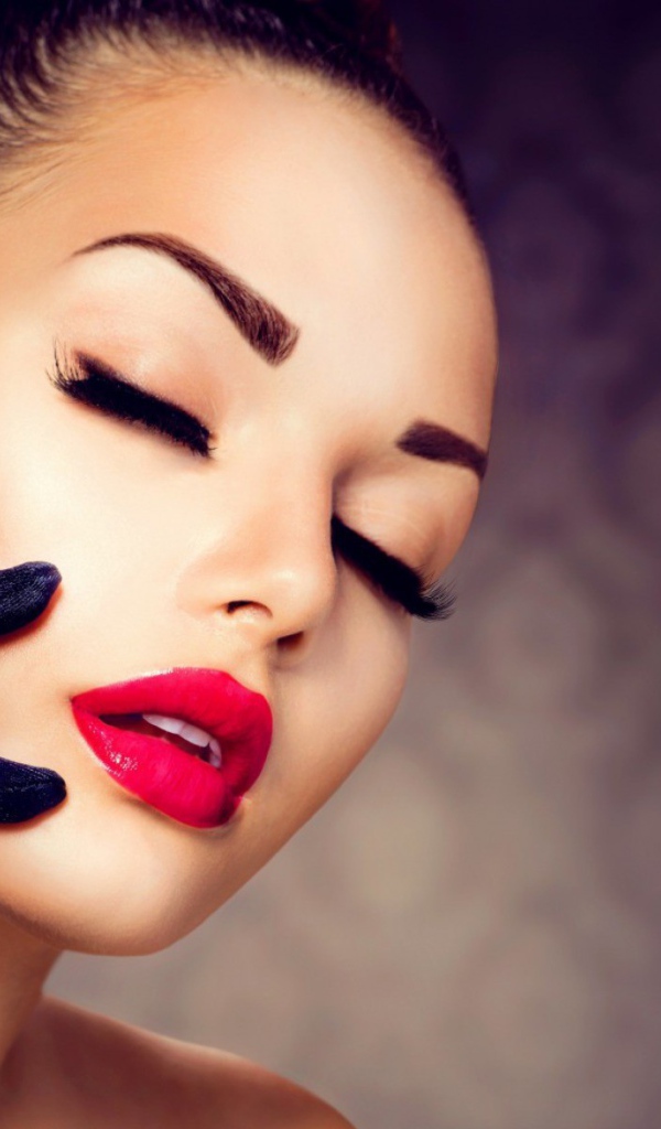 Роскошное бриллиантовое кольцо на руке девушки