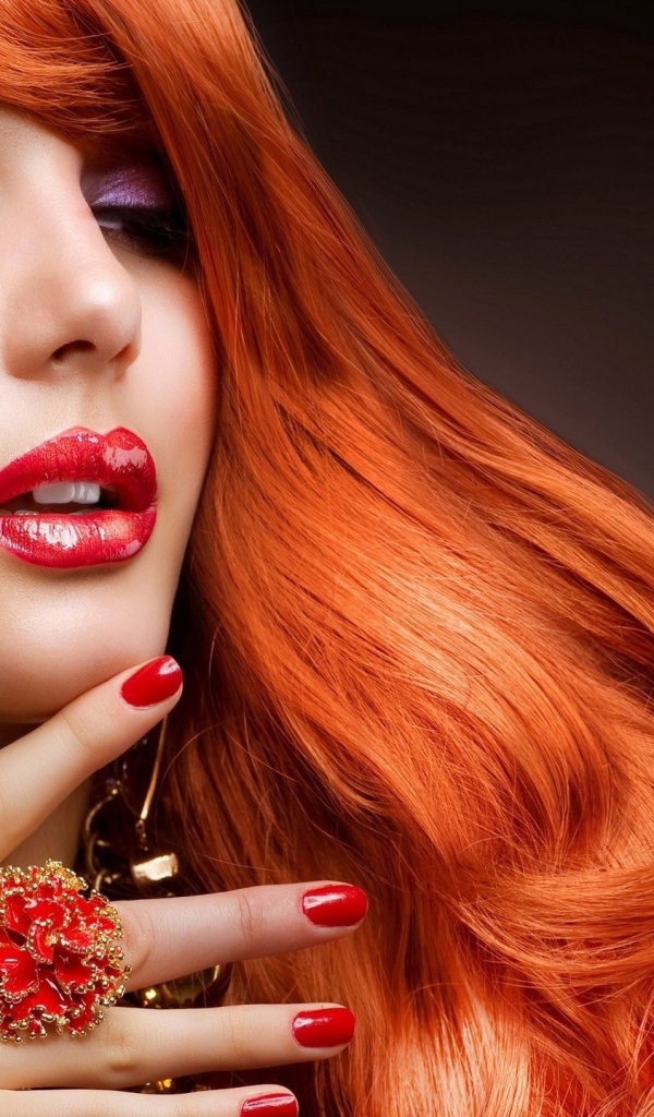 Роскошное кольцо у рыжей девушки