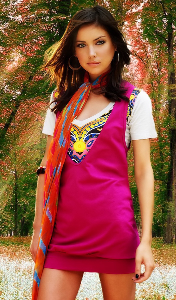 Модель Джессика на фоне леса