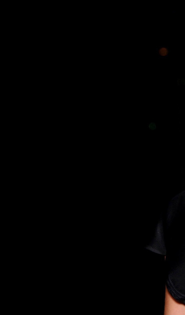 Модель Кейт Бекинсейл на черном фоне