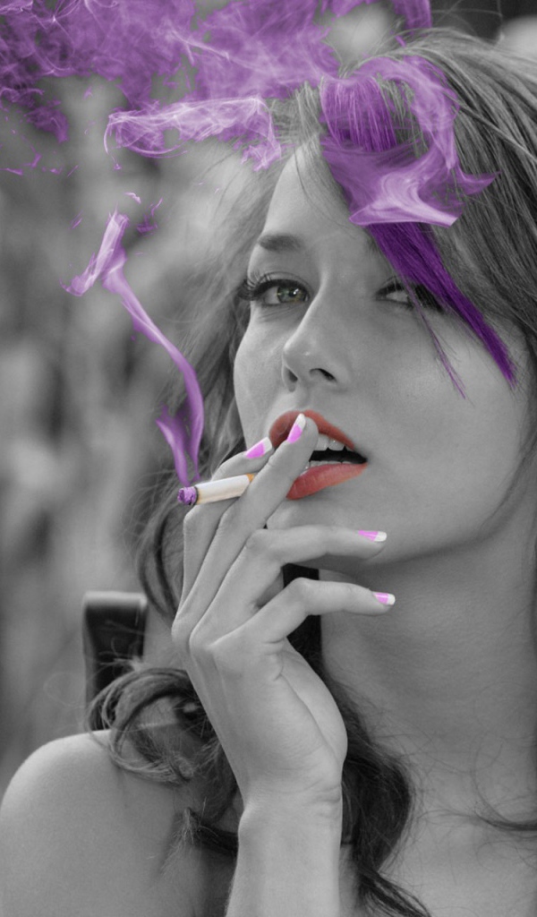 Модель Малена Морган с сигаретой