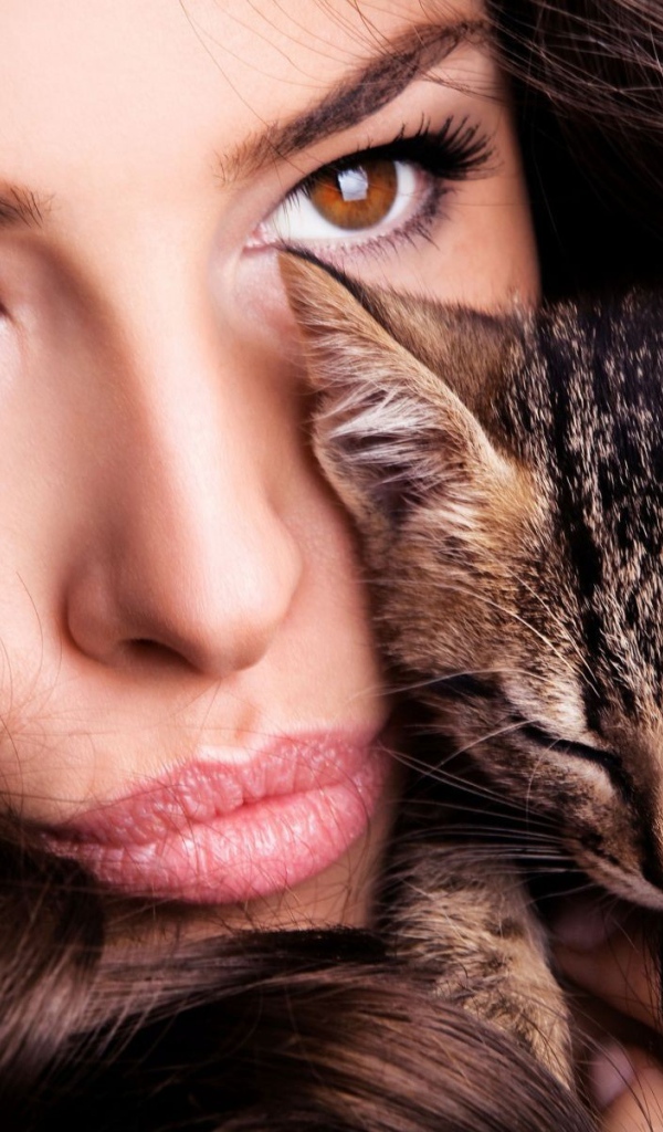 Модель Мелисса Рисо обнимает котенка