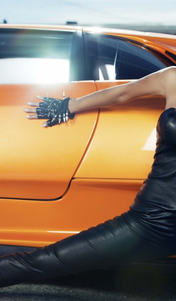 Модель Николь Шерзингер у автомобиля