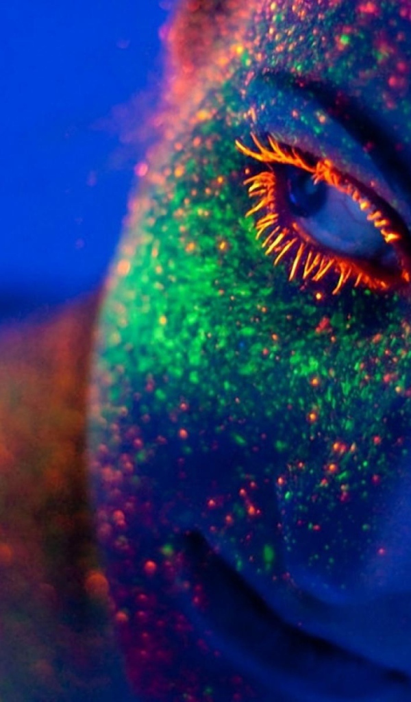 Неоновая краска на лице у девушки