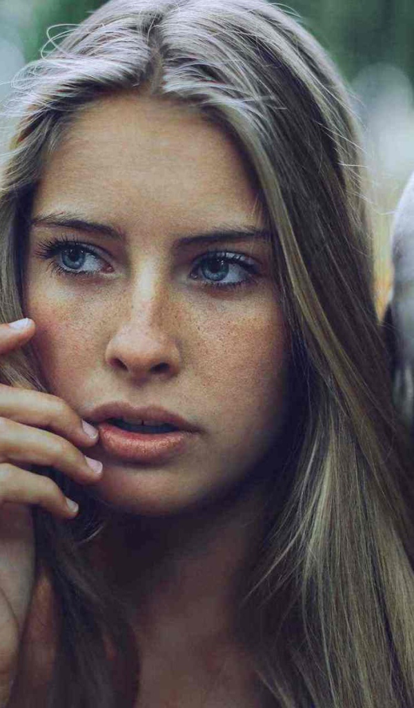 Сова на плече у девушки