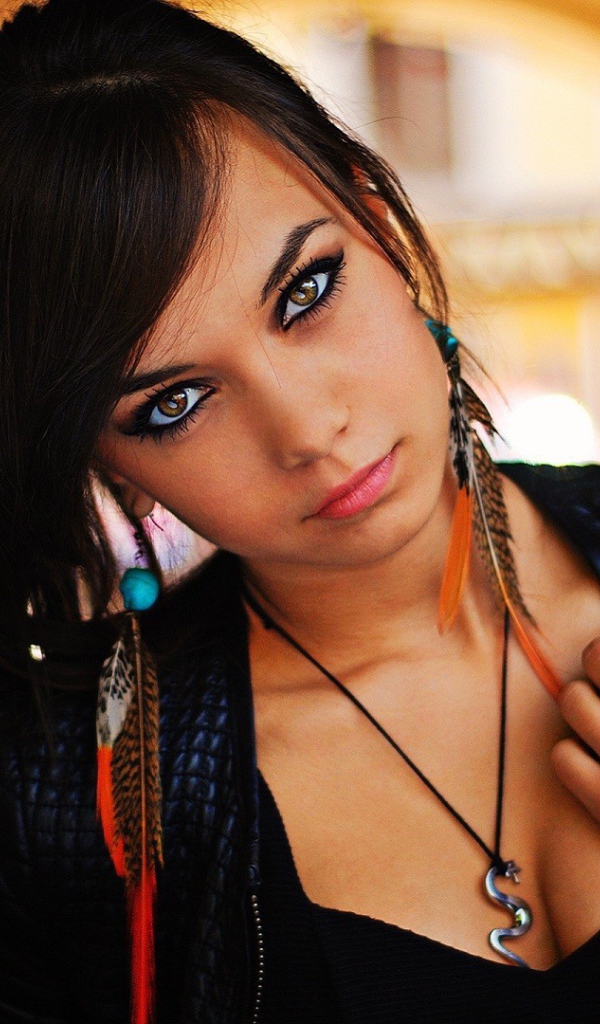 Кулон в виде змеи на шее у брюнетки