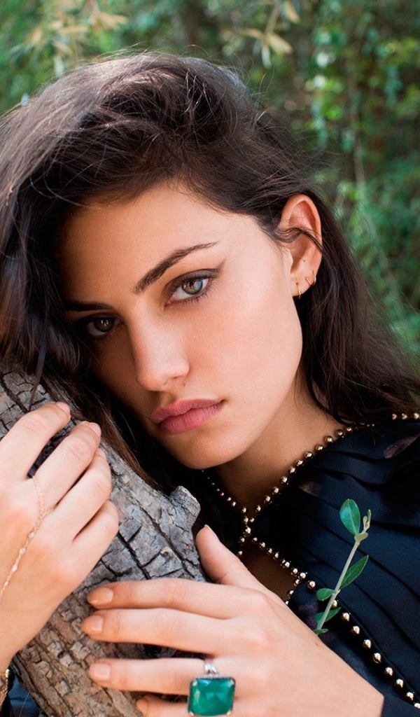 Фиби Тонкин, модель, обняла ствол дерева