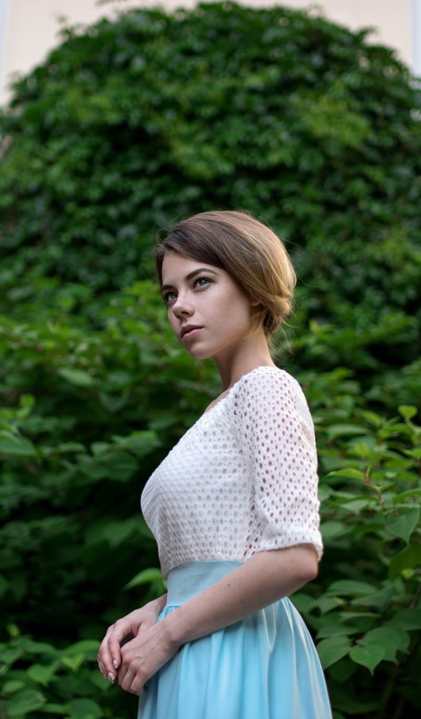 Фото девушки с короткими волосами на фоне дерева