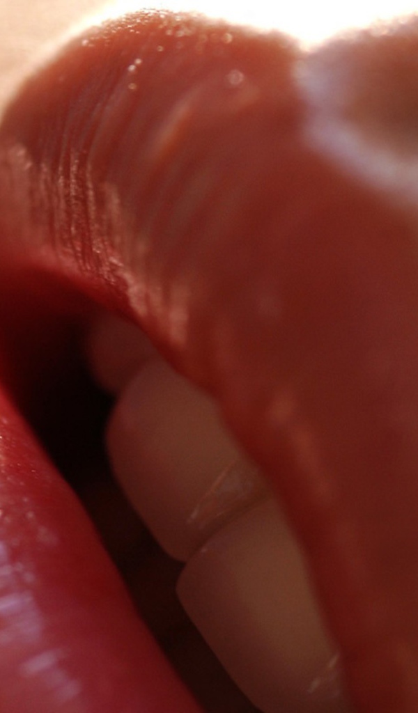 Розовые губы девушки