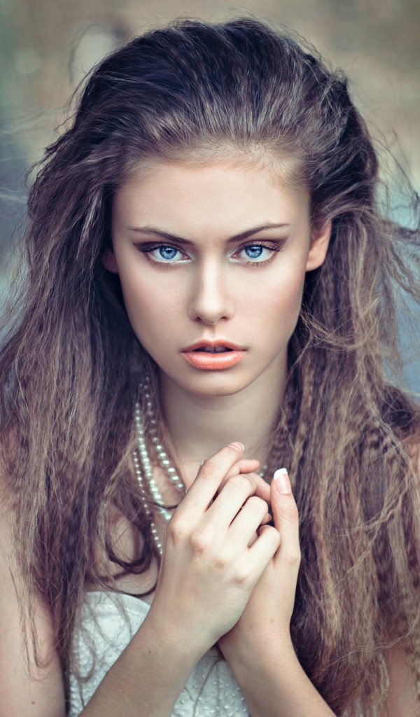 Портрет девушки с ожерельем на шее