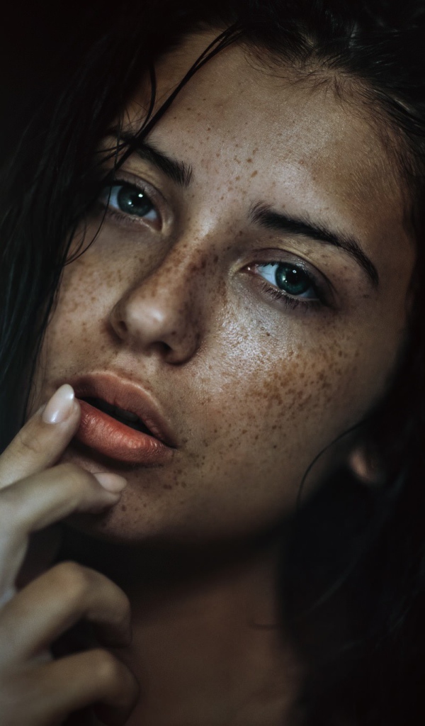 Портрет веснушчатой девушки