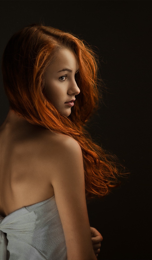 Портрет девушки с рыжими волосами