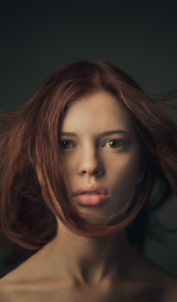 Портретное фото длинноволосой девушки