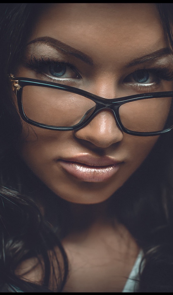 Портретное фото брюнетки в очках