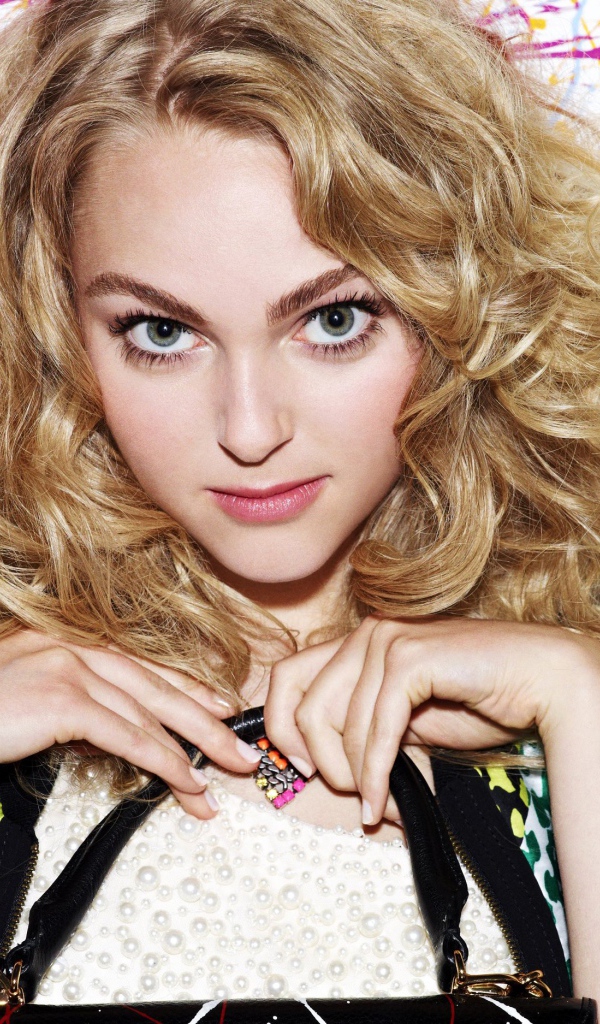 Милая блондинка Аннасофия Робб