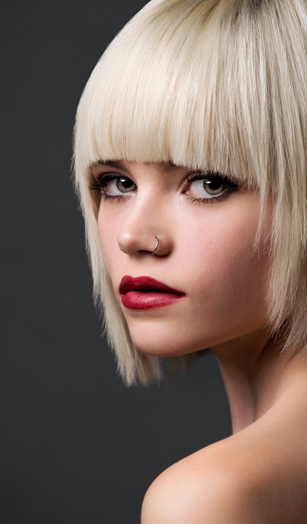 Милая блондинка с кольцом в носу