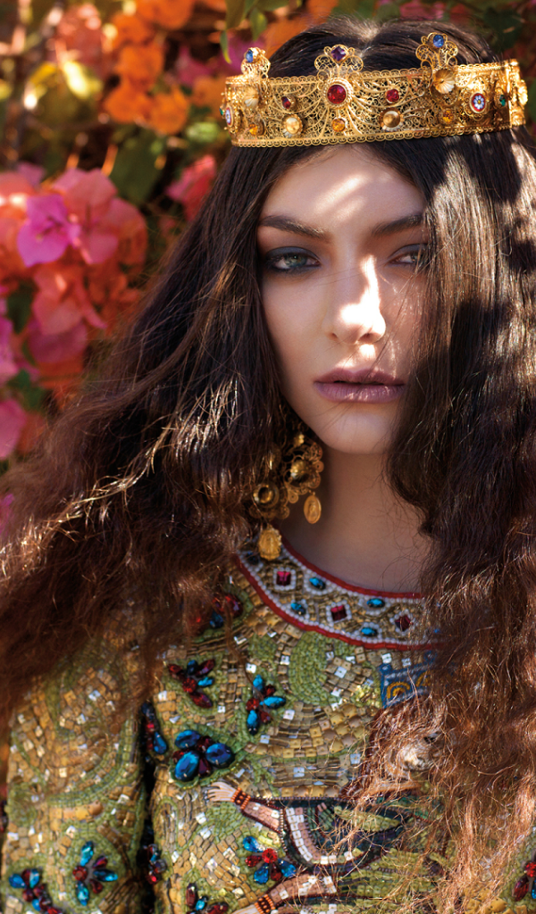 Принцесса среди цветущих кустов